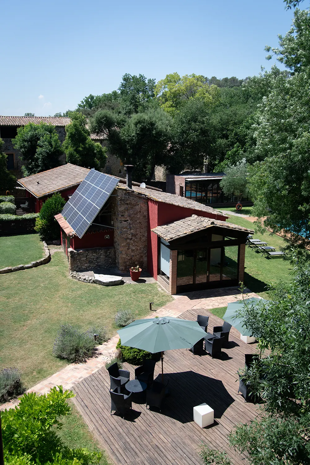 Terraza en el jardín de la Masía La Palma vista panorámica